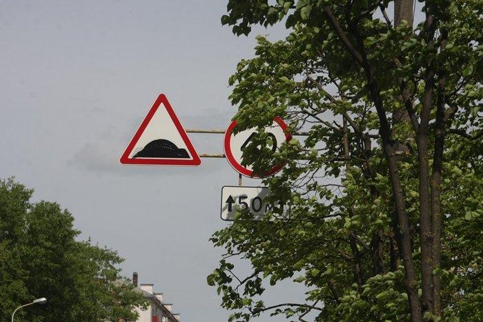 дорожного знака не видно